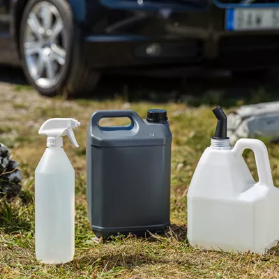 Plastemballage til bilplejeprodukter, både flasker og dåser til kemiske produkter