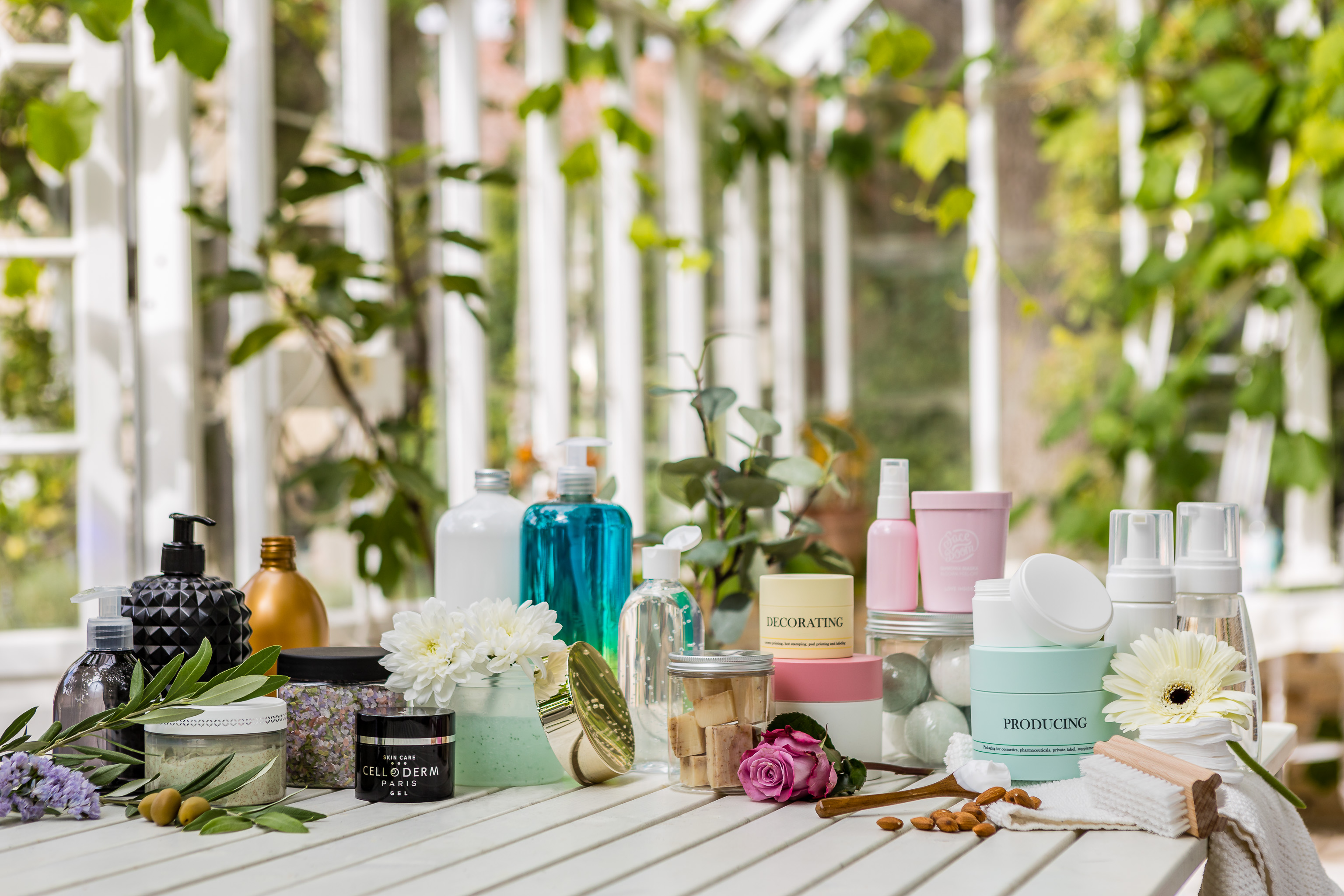 Flere forskellige emballager til kosmetiske produkter såsom cremebøtter og pumpeflasker