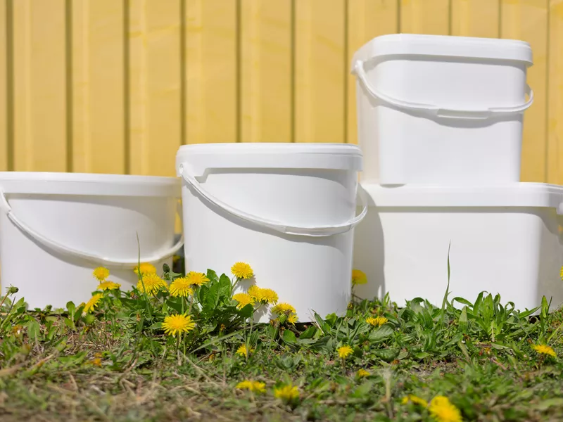 Förpackningar till många olika ändamål – plasthinkar, plastflaskor och plåthinkar!