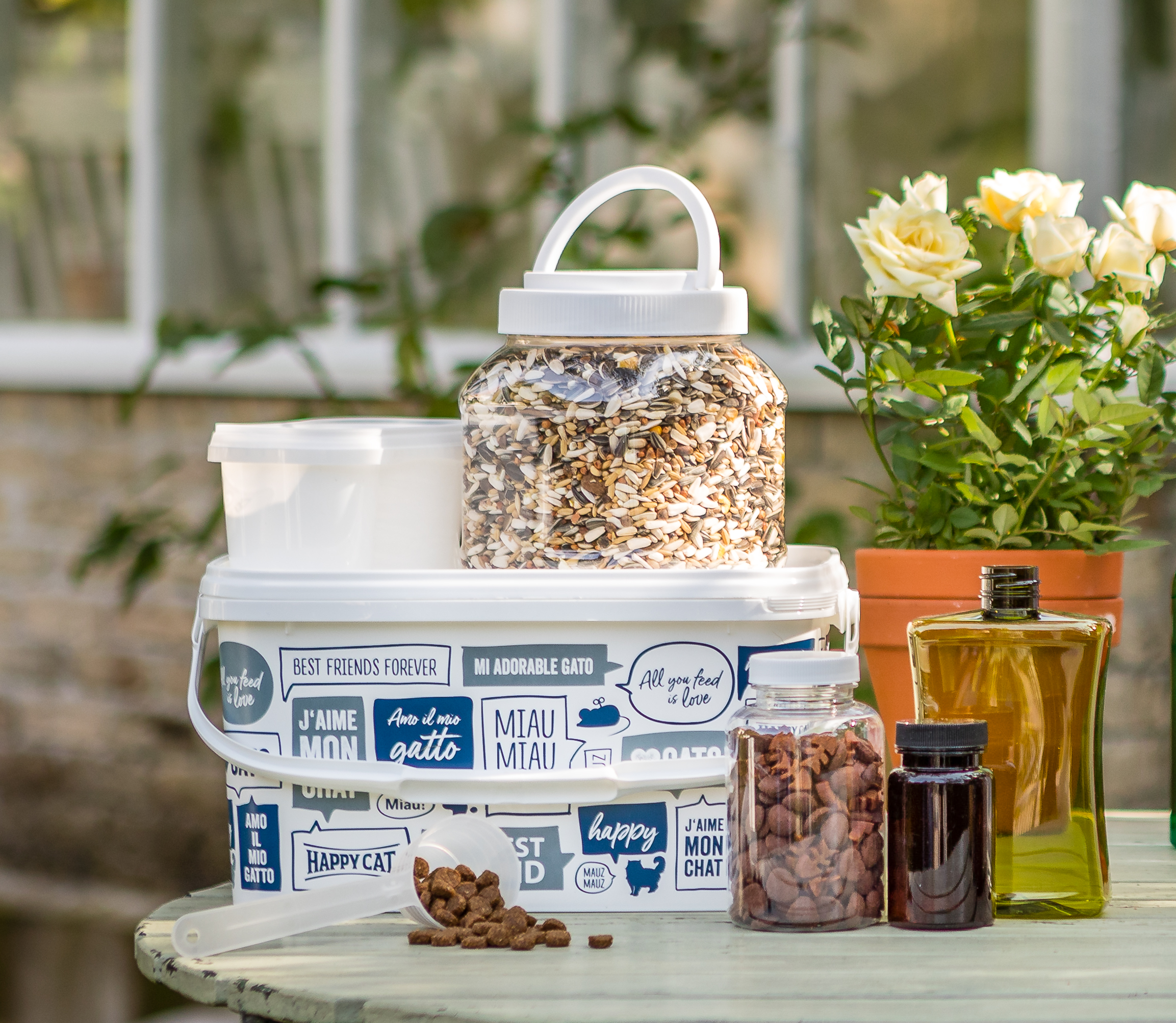 Plastförpackningar i olika material för djurfoder