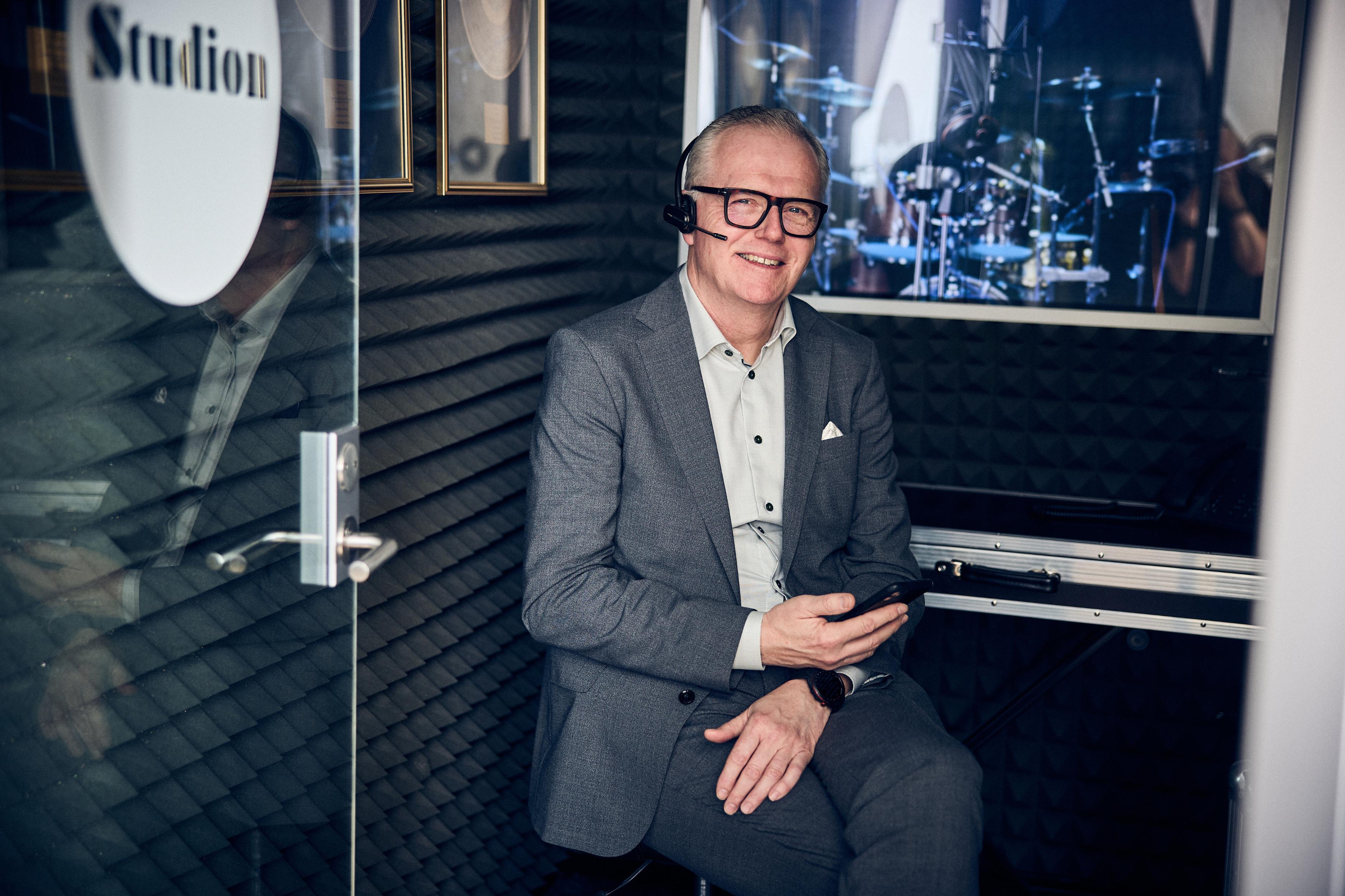 Kollega puhelinsoitossa