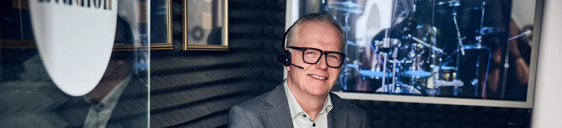 Kollega puhelinsoitossa