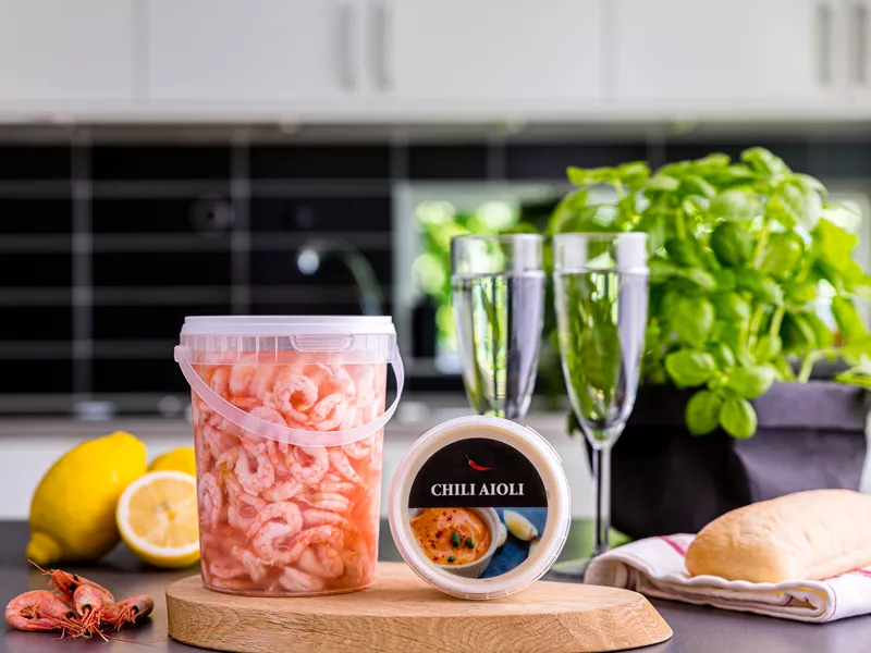 Plastbøtte til sauce med tryk på både låg og bøtte – perfekt til skaldyr eller sauce