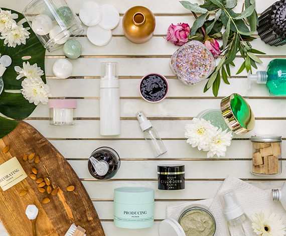 Kosmetiikkapullot ja muovipurkit eri väreissä, muodoissa ja materiaaleissa