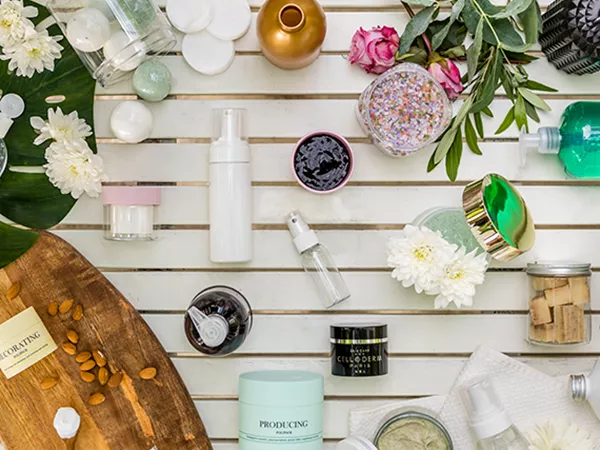 Kosmetiikkapullot ja muovipurkit eri väreissä, muodoissa ja materiaaleissa