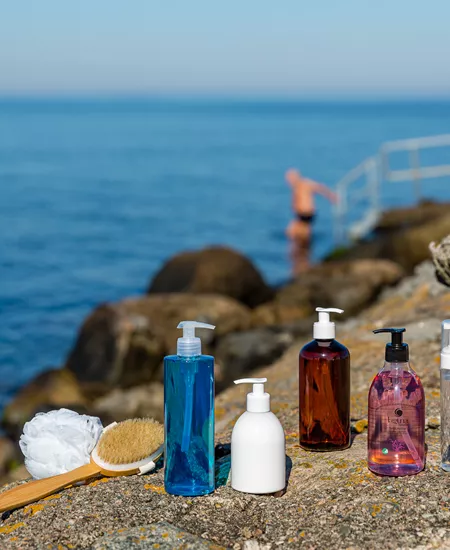 Pumpeflasker i forskellige farver, materialer og størrelser til sprit, desinfektionsmiddel og sæbe