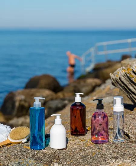 Pumpeflasker i forskellige farver, materialer og størrelser til sprit, desinfektionsmiddel og sæbe