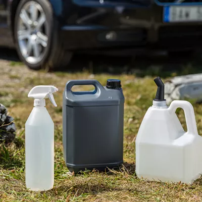 Plastförpackningar till bilvårdsprodukter, både flaskor och dunkar till kemiska produkter