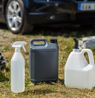 Plastförpackningar till bilvårdsprodukter, både flaskor och dunkar till kemiska produkter