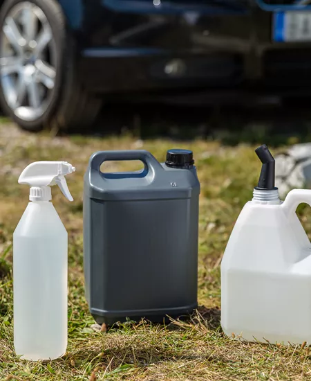 Plastförpackningar till bilvårdsprodukter, både flaskor och dunkar till kemiska produkter