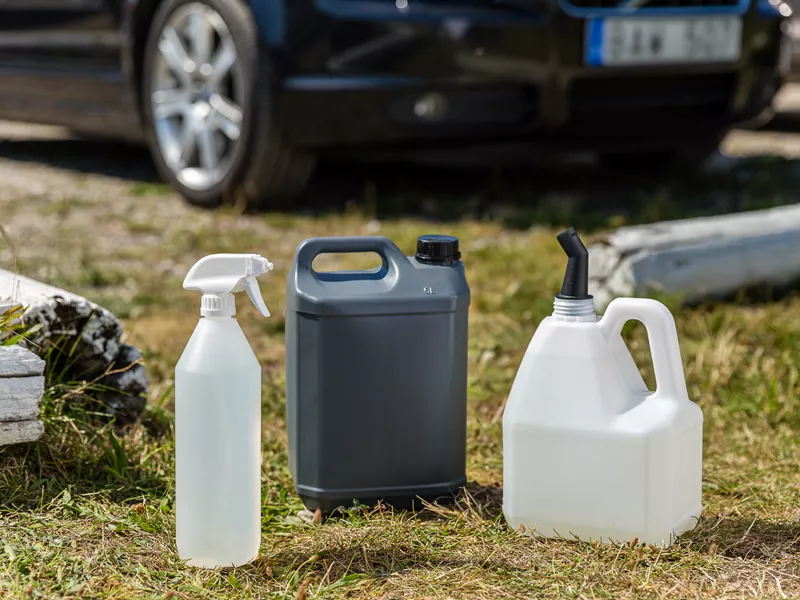 Plastförpackningar till bilvårdsprodukter, både flaskor och dunkar till kemiska produkter