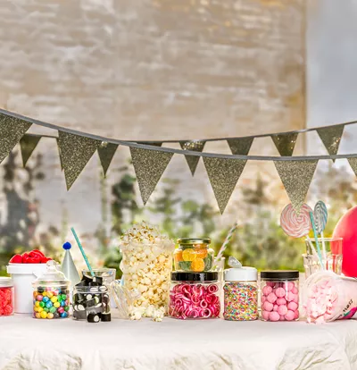 Plastbøtte med låg til snacks og diverse madvarer