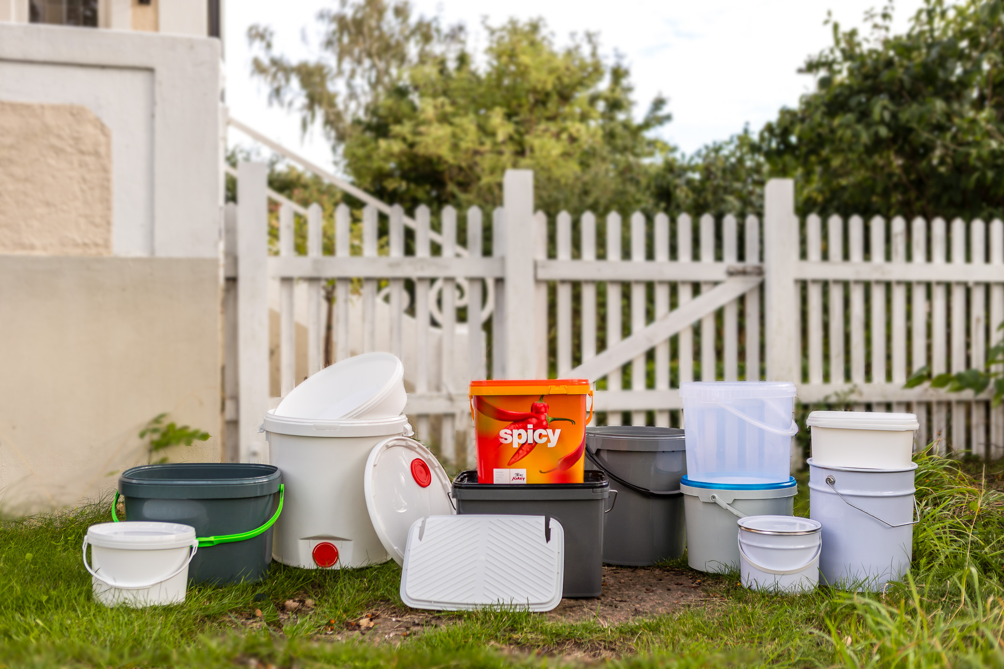 Kannellisia muovikauhoja useissa eri muodoissa ja tilavuuksissa