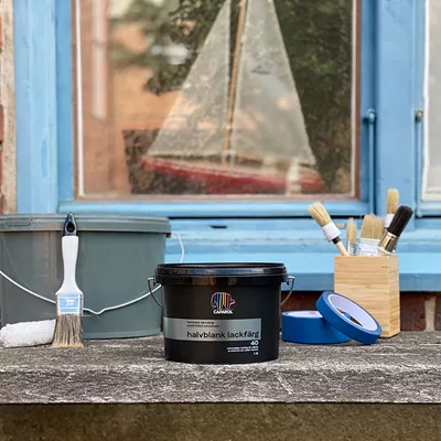 Plastbøtte til spartelmasse og andre byggeprodukter samt en plastbøtte til skruer og rawlplugs