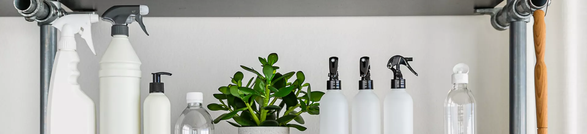 Puhdistustuotteiden muovipakkaukset eri materiaaleista, kuten kierrätysmuovista.