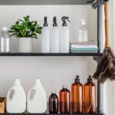 Plastförpackningar till städprodukter i olika materia, exempelvis återvunnen plast.