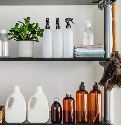 Plastemballasje for rengjøringsprodukter i ulike materialer, som for eksempel resirkulert plast.