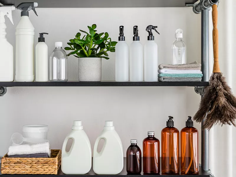 Plastemballasje for rengjøringsprodukter i ulike materialer, som for eksempel resirkulert plast.