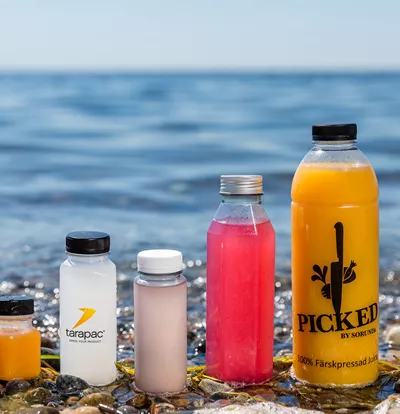 Olika plastflaskor som går att få i återvunnet material som är livsmedelsgodkänt
