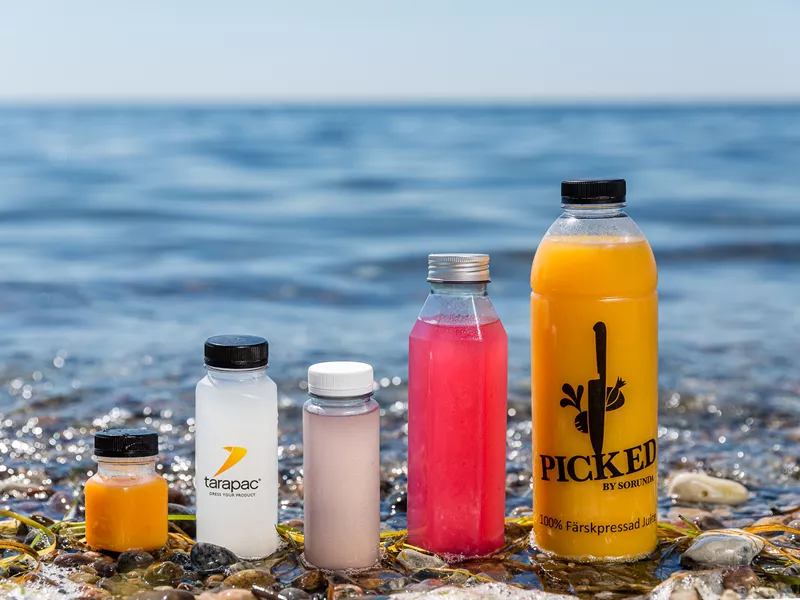 Forskellige plastikflasker, der fås i genbrugsmaterialer, der er fødevaregodkendte