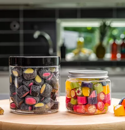 Plastburkar med lock i antingen plast eller metall som passar perfekt till godis.