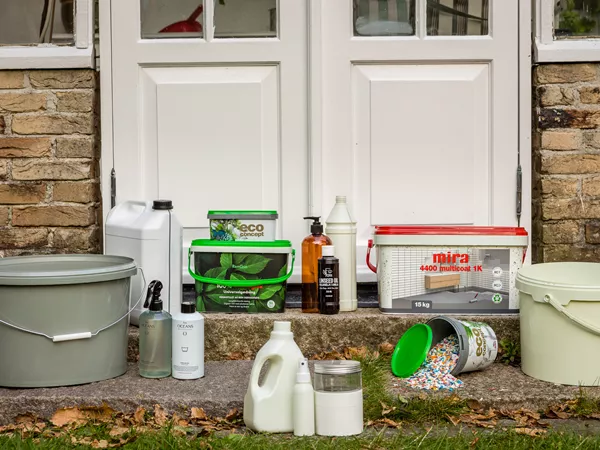 Pullot ja kauhat kierrätysmateriaaleista