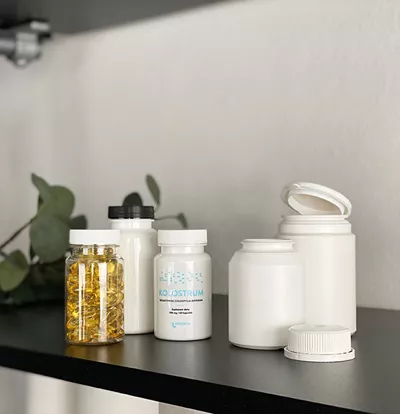 Farmaceutiske bøtte til animalske vitaminer, kosttilskud og medicin med snap-on låg