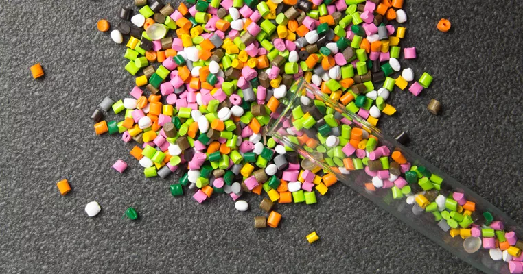 Plastgranulat i olika färger och material