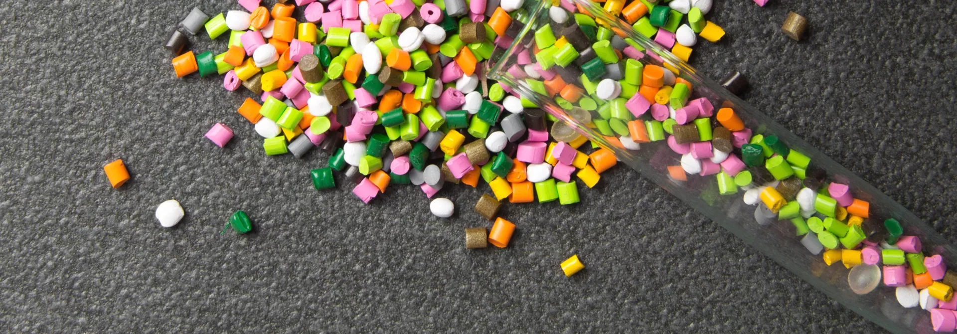 Plastgranulat i olika färger och material