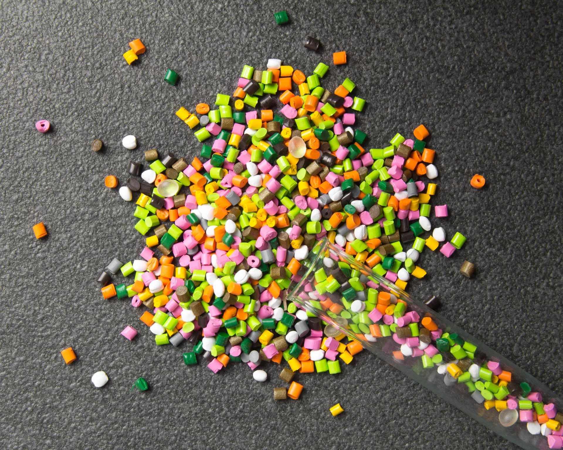 Plastgranulat i olika färger och material