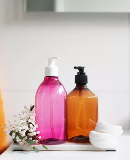 Pumpeflasker i forskellige materialer og farver, der egner sig godt til kosmetik