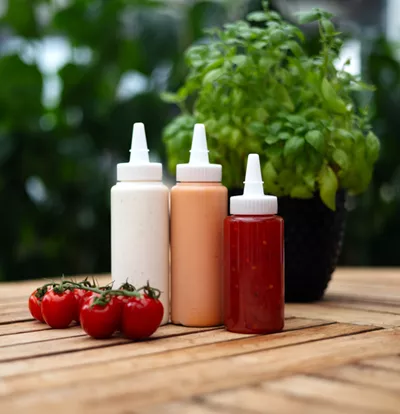 Dressingflaska i PE och PET till såser och dressing