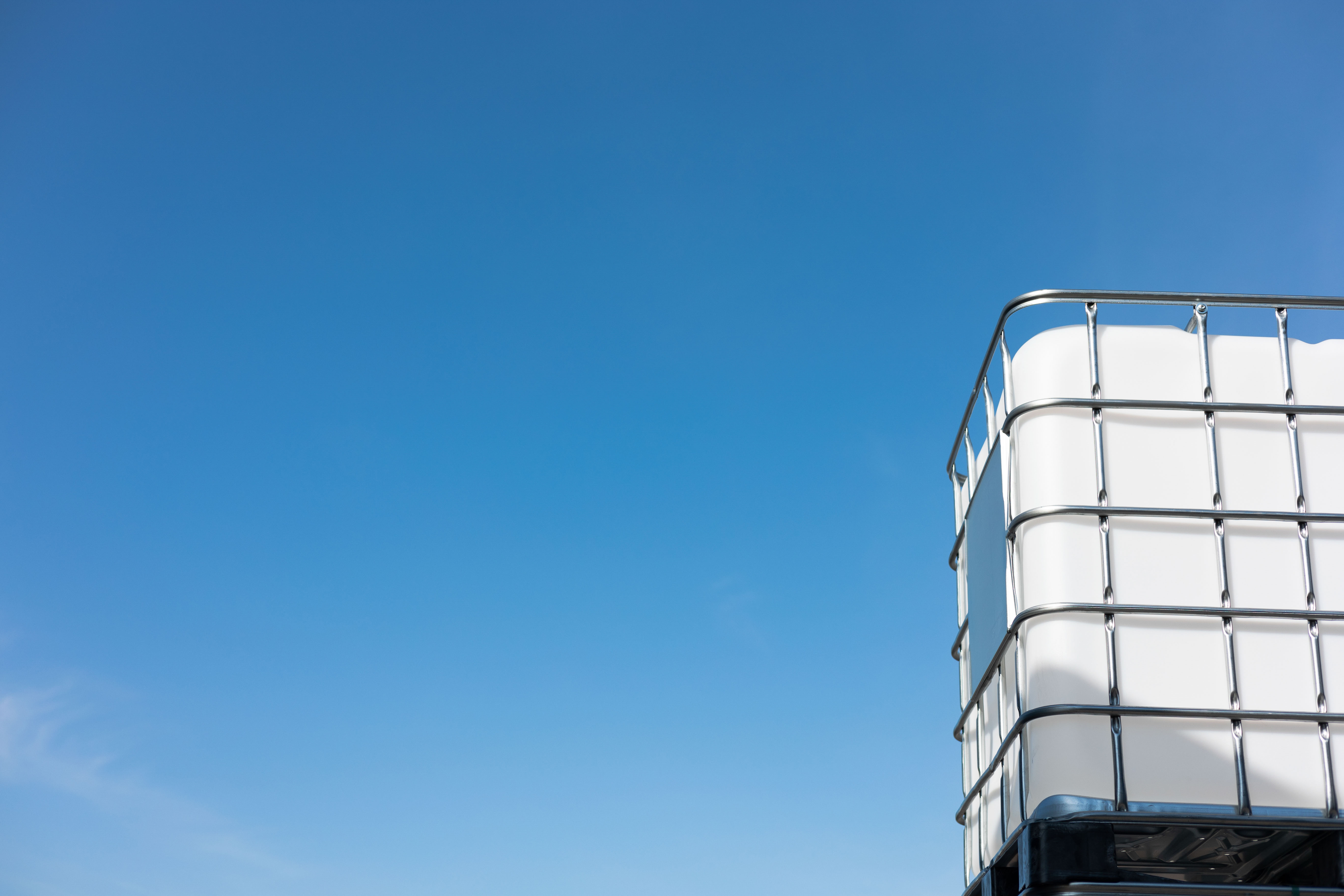 IBC-tank med blå himmel