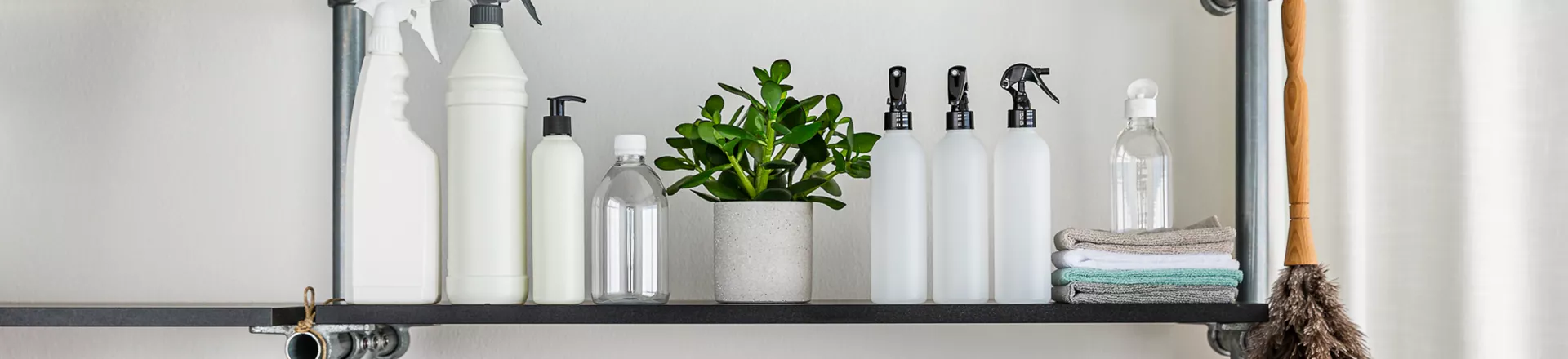 Plastemballasje for rengjøringsprodukter i ulike materialer, for eksempel resirkulert plast.
