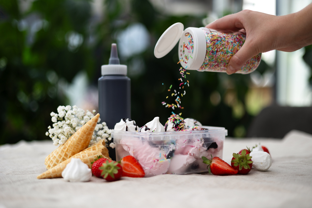 Kylmänkestävä muovipurkki jäätelölle ja muille elintarvikkeille