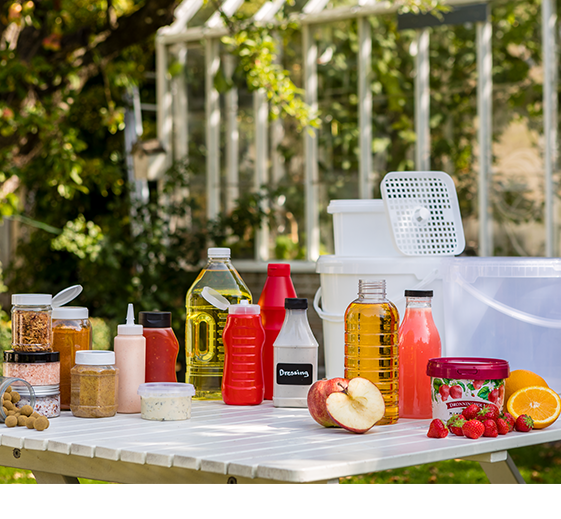 Picknickbord med smoothieflaskor och burkar för livsmedel