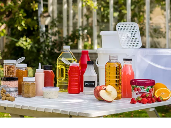Picknickbord med smoothieflaskor och burkar för livsmedel