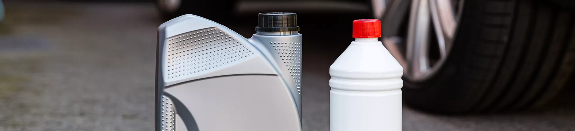 Plastdunk til motorolie og en PET-flaske til kemiske produkter