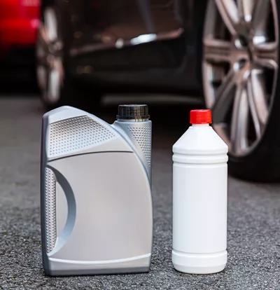 Plastdunk til motorolie og en PET-flaske til kemiske produkter