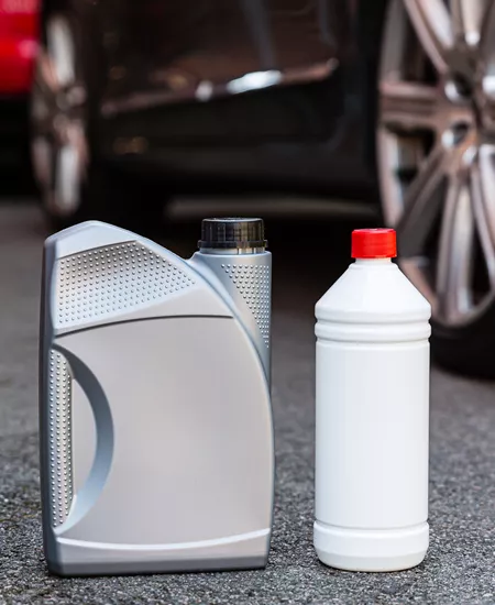 Muovipurkki moottoriöljylle ja PET-pullo kemiallisille tuotteille