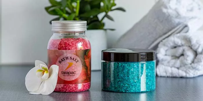 Plastbokser for badesalt og andre kosmetiske produkter
