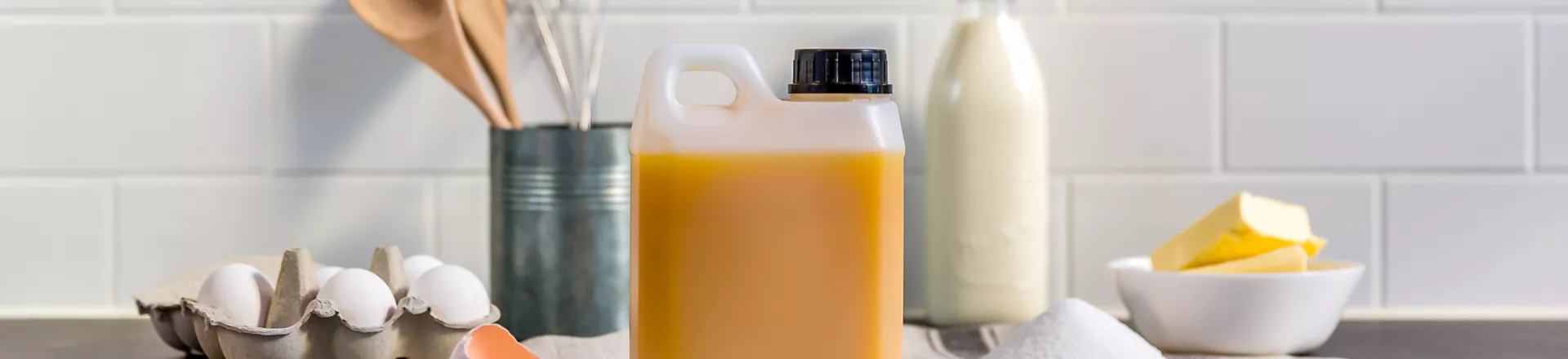 Muovikanisterit keltuaiselle ja muille elintarvikkeille