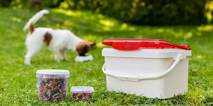 Plastbøtte til dyrefôr med smart quickpack-lokk