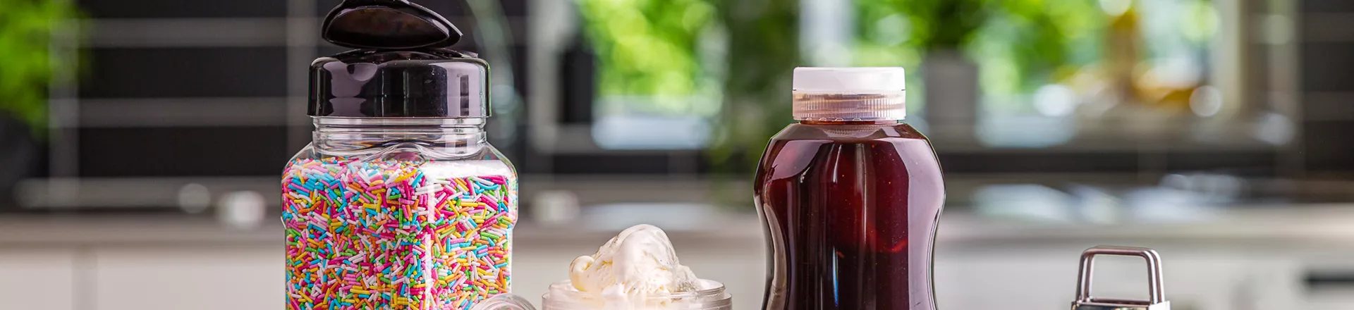 Glassförpackning och andra flaskor och burkar i plast till frysmaterial