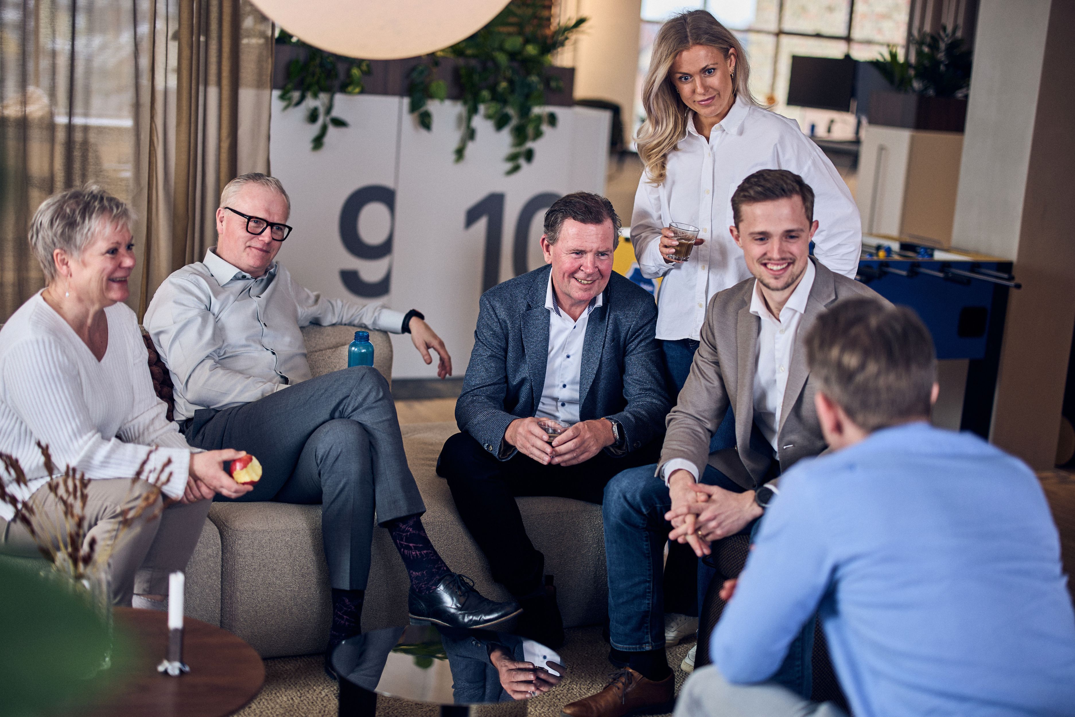 kollegat keskustelevat sohvalla