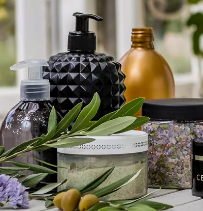 Plastemballage i forskellige designs til kosmetik