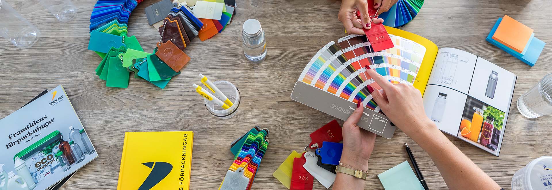 Planeringsmöte, kundmöte, kreativt möte för att välja förpackning med färg och tryck