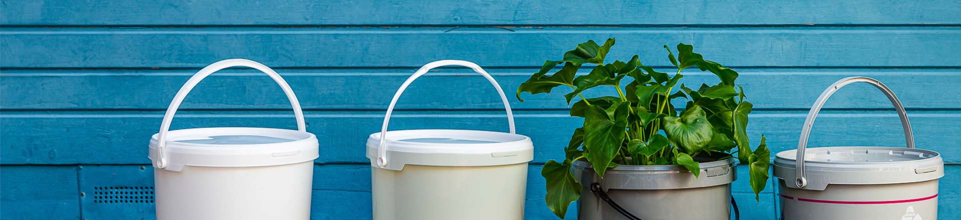 Plasthinkar i olika material, återvunna hinkar