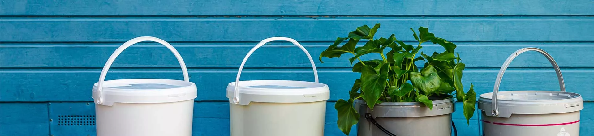 Plastbøtter i ulike materialer, resirkulerte bøtter