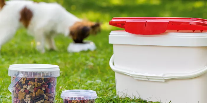 Plastikspande, der egner sig godt til dyrefoder
